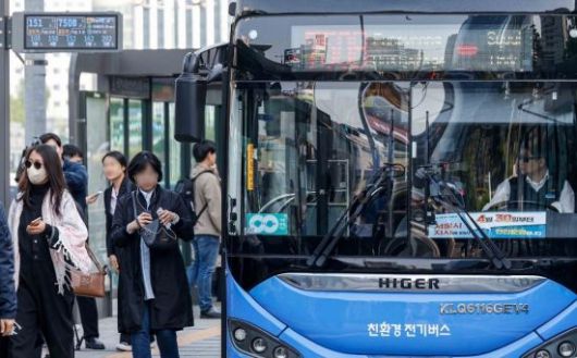 서울 시내버스 노사 간 협상이 결렬되면서 노조가 준법운행 쟁의행위에 돌입한 30일 서울 중구 서울역버스환승센터에서 시민들이 버스를 기다리고 있다. 2025.4.30. 강진형 기자