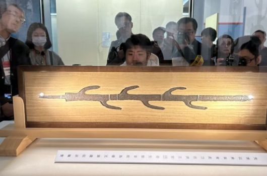 지난 18일 일본 나라현 나라국립박물관에서 열린 '초 국보 - 영원의 아름다움' 특별전 언론 공개회에서 취재진이 칠지도를 바라보고 있다. 개관 130주년을 맞아 6월 15일까지 동·서신관에서 열리는 전시에는 국보 112건, 중요문화재 16건 등 총 143건이 출품됐다. 연합뉴스