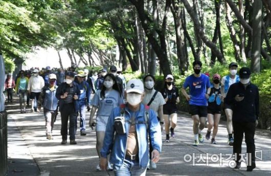 관악산을 찾은 시민들이 가벼운 차림으로 휴일을 만끽하고 있다. 기사 내용과 무관. 윤동주 기자