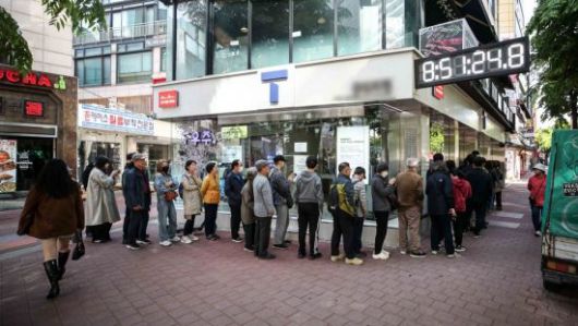 28일 서울 마포구 한 SK텔레콤 공식 인증 대리점을 찾은 고객들이 유심을 교체하기 위해 기다리고 있다. SK텔레콤은 오늘부터 가입자들에게 유심 무료 교체서비스를 제공할 예정이다. 2025.4.28. 강진형 기자