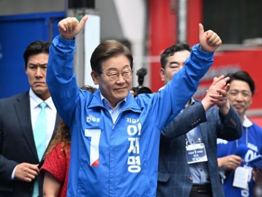 이재명 더불어민주당 대선 후보가 21일 인천 구월로데오 광장에서 열린 유세에서 엄지를 들어보이며 지지를 호소하고 있다. 2025.5.21 김현민 기자