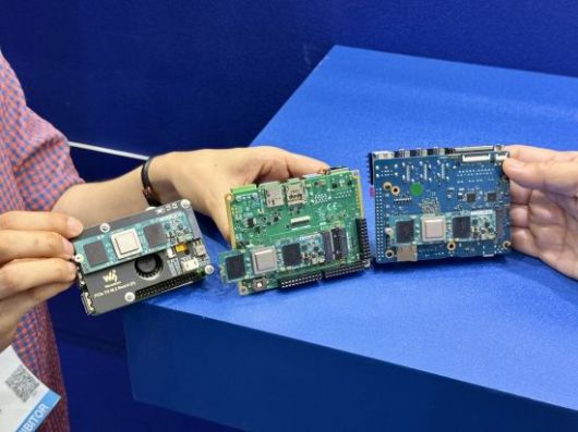 딥엑스가 개발한 인공지능(AI) 가속기 'DX-M1'과 모듈. 장희준 기자