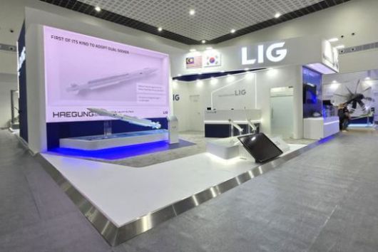 지난 20일 말레이시아 랑카위에서 열린 '랑카위 국제 해양·항공전시회(LIMA) 2025'에서 함대공 유도탄 방어유도무기 '해궁'이 전시돼있다.[LIG넥스원 제공] 연합뉴스