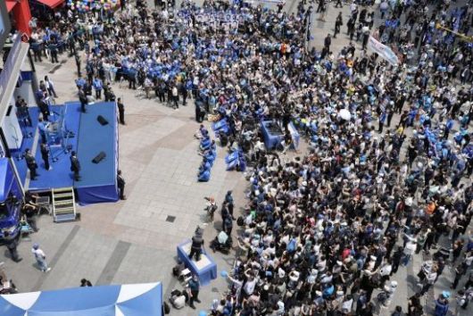 이재명 더불어민주당 대선 후보가 21일 인천 남동구 구월 로데오광장에서 열린 유세에서 방탄 유리로 둘러싸인 연단에 올라 연설하고 있다. 2025.5.21 김현민 기자