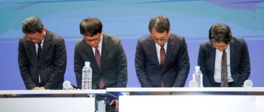 유영상 SK텔레콤 대표이사(왼쪽 세번째)를 포함한 경영진이 서울 중구 SKT타워에서 열린 유심 정보 유출 관련 일일 브리핑에서 허리 숙여 사과하고 있다. 연합뉴스