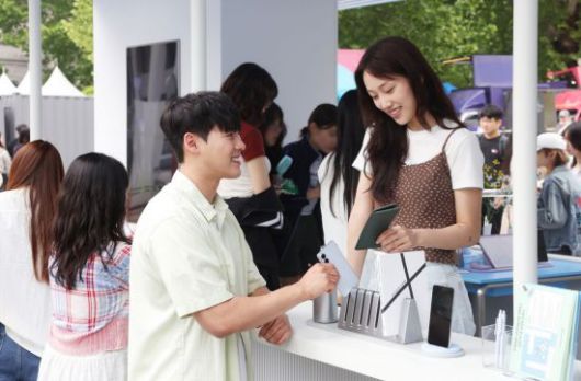 서울 성북구 고려대학교 서울캠퍼스에 오픈한 '갤럭시 캠퍼스 스튜디오'에서 방문객들이 ‘갤럭시 S25 엣지’의 두께를 비교하는 모습. 삼성전자 제공