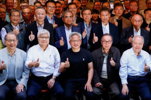 젠슨 황 엔비디아 최고경영자(CEO)가 지난 17일 대만 공급망 기업들과 만찬을 가진 뒤 기념촬영을 하고 있다. 로이터연합뉴스