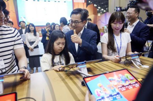 김동연 경기도지사가 21일 오전 킨텍스 1전시장에서 열린 2025 플레이엑스포(PlayX4)에서 부스 라운딩을 하고 있다. 경기도 제공