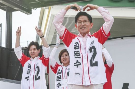 김문수 국민의힘 대선 후보가 20일 서울 강동구 광진교 남단사거리를 찾아 시민들의 지지를 호소하고 있다. 2025.5.20 김현민 기자