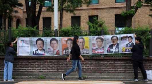 15일 서울 종로구 예술가의집 인근 담에 서울시 선관위 관계자들이 제21대 대통령선거 후보자 선거벽부를 붙이고 있다. 2025.05.15 윤동주 기자