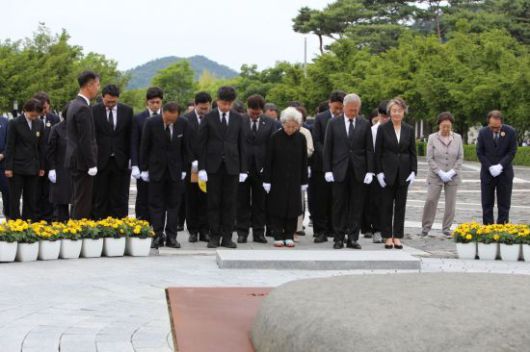 권양숙 여사(가운데), 문재인 전 대통령 부부 등 주요 내빈들이 노무현 전 대통령 묘역 앞에서 고인을 추모하고 있다. 이세령 기자