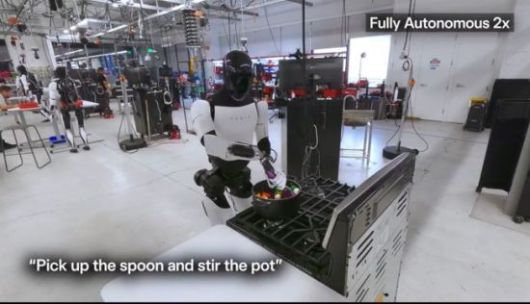 일론 머스크가 엑스에 올린 테슬라 옵티머스 로봇 영상. 요리하고 있는 모습. 테슬라 엑스(X).