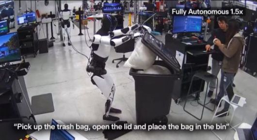 일론 머스크가 엑스에 올린 테슬라 옵티머스 로봇 영상. 쓰레기통을 열어 쓰레기를 버리는 모습. 테슬라 엑스(X).