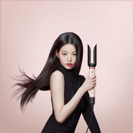 다이슨코리아 헤어 디바이스 앰배서더 장원영씨가 신제품 '에어랩 코안다 2X 멀티 스타일러 앤 드라이어를 들고 있다. 다이슨코리아.