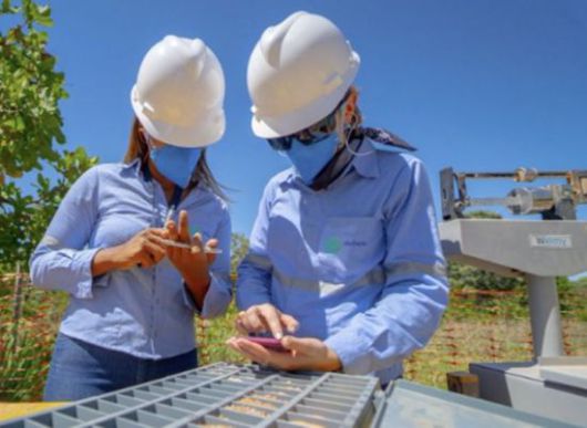 광물샘플을 검사하는 모습. 아클라라 리소시스(Aclara Resources) 홈페이지