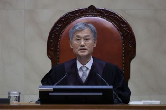 조희대 대법원장이 1일 오후 더불어민주당 이재명 대선 후보의 공직선거법 사건 전원합의체 선고를 위해 서울 서초구 대법원 대법정에 입장해 장내 정돈을 선언하고 있다. 2025.05.01 사진공동취재단