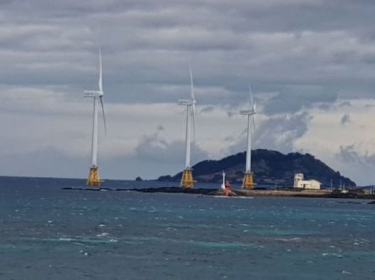 제주 비양도 앞바다에 설치된 풍력발전기. 박창원 기자