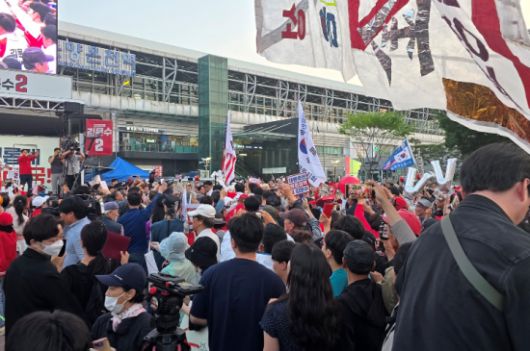 온양온천역 광장을 채운 지지자와 시민들.