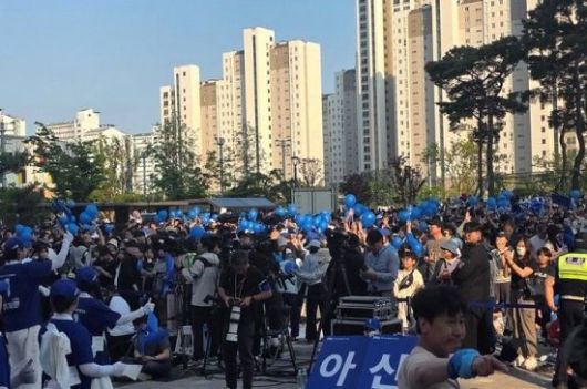 한들 물빛공원 광장을 채운 시민과 지지자들.
