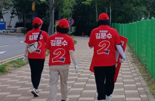 김문수 국민의힘 대선 후보 캠프 관계자들이 22일 오후 동탄호수공원 일대를 중심으로 홍보유세를 위해 이동하고 있다.(사진=이동우 기자)