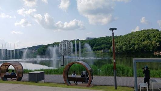 동탄호수공원에서 시민들이 산책하고 있다.(사진=이동우 기자)