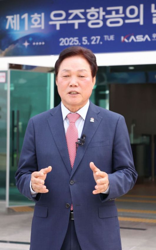 박완수 경남도지사가 제1회 우주항공의 날 기념식이 열린 우주항공청 앞에서 발언하고 있다. 경남도 제공