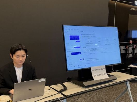 27일 오전 서울 용산구 사옥에서 진행된 기술설명회에서 'AI 상담 어드바이저'가 시연되고 있다. 이명환 기자