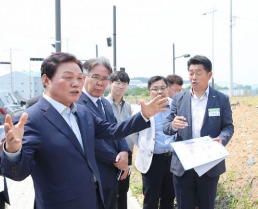 박완수 경남도지사가 우주항공청 신청사 예정지인 사천 우주항공국가산업단지를 돌아보고 있다. 경남도 제공