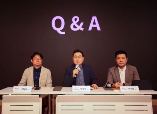 LG유플러스가 진행한 인공지능(AI) 상담 어드바이저 설명회에서 질의 응답을 받고 있다. 서남희 CV담당, 정성권 IT/플랫폼빌드그룹장, 이진희 신규서비스개발랩장(왼쪽부터). LG유플러스 제공