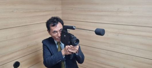 27일 오전 5·18민주화운동기록관에서 열린 시사회에서 미공개 필름 기증자 문제성씨가 1980년 5월 당시 촬영했던 카메라를 들고 재현하고 있다. 민찬기 기자