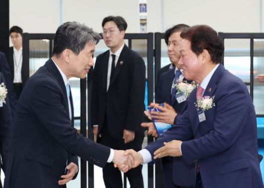 이주호 대통령 권한대행 겸 부총리 겸 교육부 장관(왼쪽)과 박완수 경남도지사가 제1회 우주항공의 날 기념식에서 만나 악수를 나누고 있다. 경남도 제공