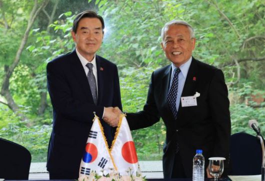 김윤 한일경제협회 회장(왼쪽)과 아소 유타카 일한경제협회 부회장이 28일 서울 시내 한 호텔에서 제57회 한일경제인회의 공동성명 채택 기자회견을 하기에 앞서 악수하고 있다. 연합뉴스