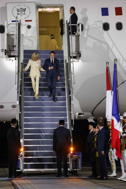 에마뉘엘 마크롱 프랑스 대통령과 부인 브리지트 여사가 27일 늦은 오후 인도네시아 자카르타 공항에 도착해 전용기에서 내려오고 있다. AFP연합뉴스