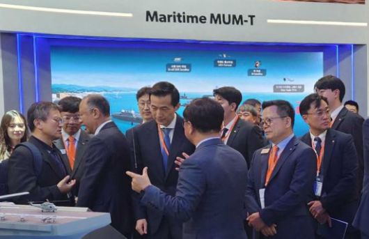 김동관 한화그룹 부회장(중간줄 왼쪽에서 세번째)이 28일 부산 벡스코에서 개막한 '2025 국제해양방위산업전(MADEX 2025)'에 참석해 현장을 둘러보고 있다. 조성필 기자