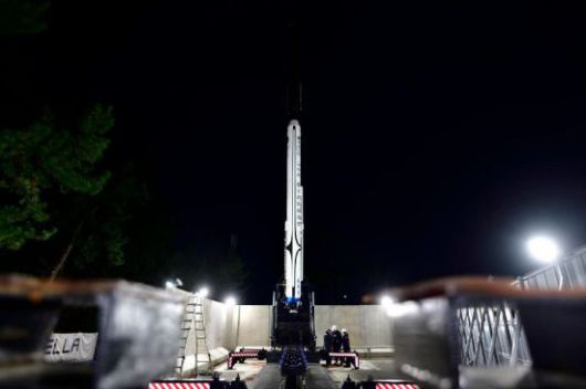 우나스텔라는 전남 고흥군 봉래면에 위치한 자체 발사장에서 28일 오후 11시 50분 길이 9.45m, 총 중량 2t에 추력 5t급 엔진을 탑재한 소형 발사체 '우나 익스프레스' 1호기를 시험 발사하는 데 성공했다. 우나스텔라 제공