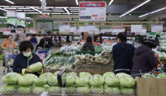 지난달 서울 소재 한 마트에서 소비자가 제품을 살펴보고 있는 모습