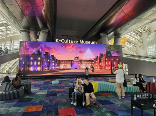 미디어파사드에서 상영하는 '실재의 충돌' 한 장면