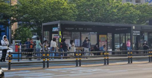 창원시청 앞 버스정류장에서 시민들이 버스를 기다리고 있다. 이세령 기자