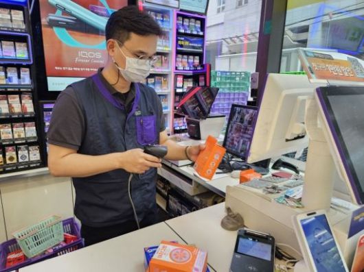 서울 강남구 삼성동 CU BGF사옥점에서 고객이 퀵커머스로 주문한 상품을 바코드로 확인하고 있다. BGF리테일 제공