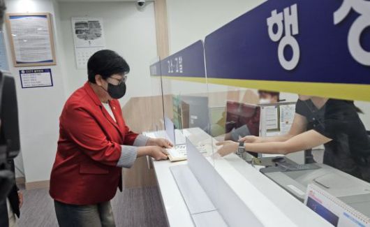 김미나 창원시의원이 경남경찰청 민원실에 민선 7기 허성무 전 시장에 대한 수사 의뢰서를 제출하고 있다. 이세령 기자