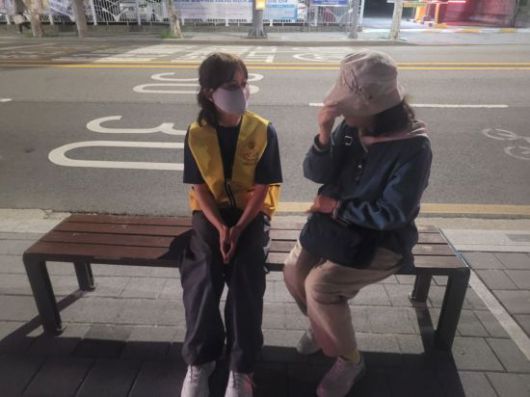 지난 29일 서울 영등포구 당산동에 위치한 영등포구·동작구 선거관리위원회(선관위) 건물 앞에서 김금숙씨(54·여·왼쪽)가 사람들과 대화를 나누고 있다. 부정선거방지대를 통해 사전투표함 감시를 신청했지만 시민단체 시민의 눈의 노란 조끼를 입고 있다. 공병선 기자