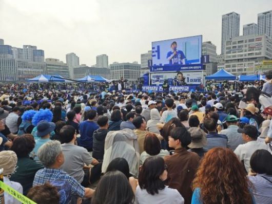 31일 세종시 나성동 나무그늘광장에서 열린 이재명 더불어민주당 대선후보  유세 현장에는 약 5000명의 시민이 운집했다. /표윤지