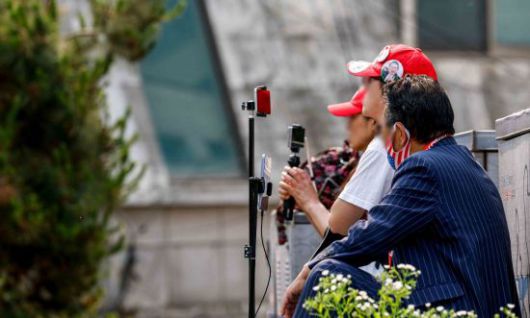 제21대 대통령선거 사전투표 마지막 날인 30일 연세대학교와 이화여자대학교 인근에 설치된 서울 서대문구 신촌동 사전투표소 앞에서 윤석열 전 대통령을 지지하는 유튜버들이 촬영을 하고 있다. 신촌동 사전투표소는 전날 관외 사전투표자가 본인 확인을 마치고 투표용지를 수령한 뒤 기표 대기 줄이 투표소 밖까지 이어지는 사례가 발생했다. 2025.5.30. 강진형 기자