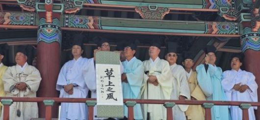 특히  안동유림에서 초상지풍(草上之風)이란  글을  내걸고 이재명대통령 후보를 지지 선언하며 눈길을 끌었다.권병건 기자