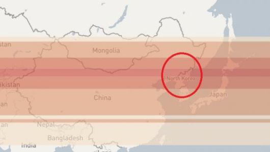2018년 미국 국방 싱크탱크 전략국제문제연구소(CSIS)가 우주항공 전문가들과 함께 진행한 시뮬레이션. 붉은 띠로 표현된 궤도에 1000대의 SBI를 배열하면 7~8발의 북한 핵미사일 요격 기회를 갖는다. CSIS 홈페이지