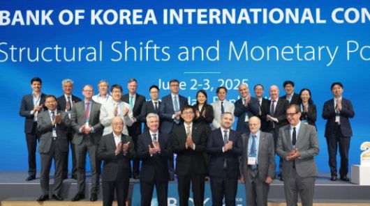 이창용 한국은행 총재(앞줄 왼쪽 세번째)와 크리스토퍼 월러 미국 연방준비제도(Fed) 이사 등이 2일 서울 중구 한국은행에서 열린 '2025 BOK 국제콘퍼런스'에서 기념 촬영을 하고 있다. 연합뉴스