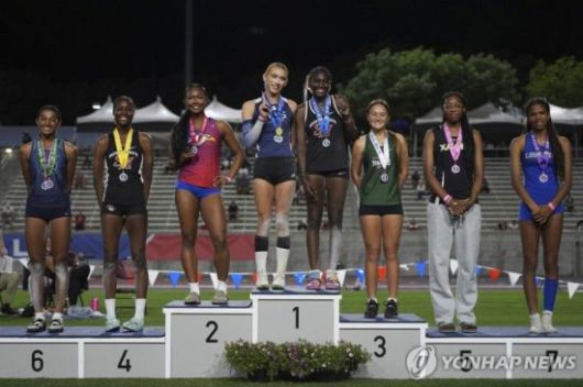 시상대 1위 자리에 공동으로 선 트랜스젠더 AB 에르난데스. AP연합뉴스