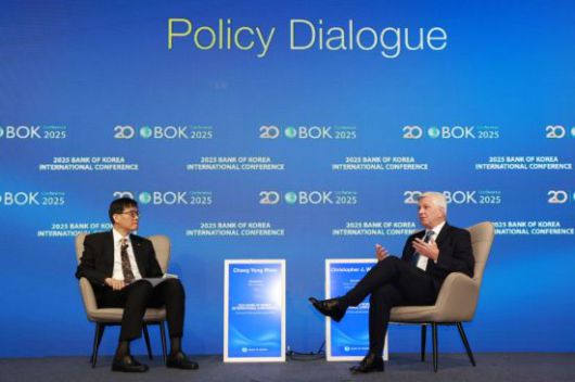 이창용 한국은행 총재와 크리스토퍼 월러 미국 연방준비제도(Fed) 이사가 2일 서울 중구 한국은행에서 열린 '2025년 BOK 국제콘퍼런스'에서 '미국 경제 전망과 통화 정책에 미치는 영향'을 주제로 대담을 나누고 있다. 한국은행