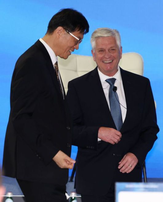 이창용 한국은행 총재와 크리스토퍼 월러 미국 연방준비제도(Fed) 이사가 2일 서울 중구 한국은행에서 열린 '2025년 BOK 국제콘퍼런스'에서 정책 대담을 마친 뒤 웃고 있다. 연합뉴스