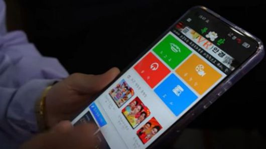 폴란드 인기 유튜버 '오지텍'이 촬영한 북한판 넷플릭스 '목란' 앱 모습. 유튜브 캡처